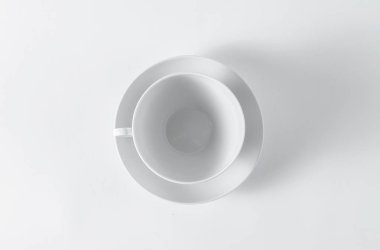 Beyaz Kupası ve beyaz bir arka plan üzerinde uçan daire