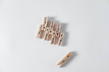 küçük ahşap clothespins yalan beyaz bir arka plan üzerine