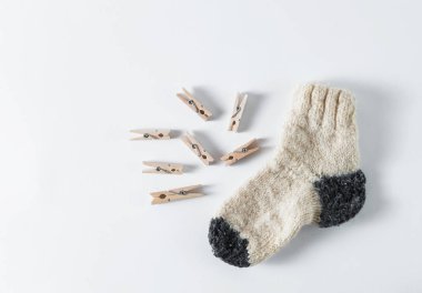 Beyaz bir arka plan üzerinde çocuğun Yün çorap