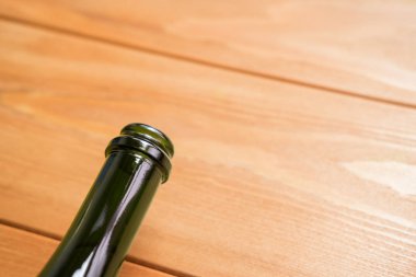  boş bir şişe şampanya mantar ahşap zemin ile boyun