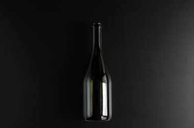 Boş şişe şampanya bir siyah arka plan kavramı arka plan