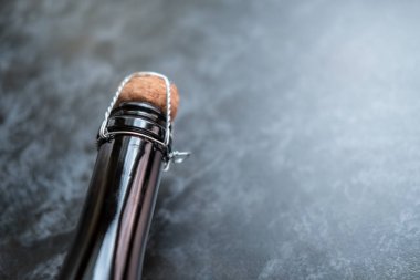 bir şişe şampanya bir mermer arka plan kavramı üzerinde kapalı bir mantar ile boyun