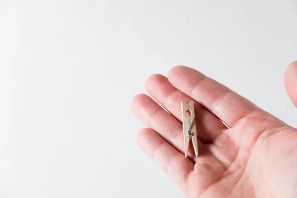 Pequeños Pinzas Madera Encuentran Palma Mano Sobre Fondo Blanco —  Fotos de Stock