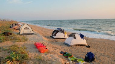 turist çadır sabah giyim Denizde kum plajındaki batık sonra kuru
