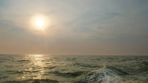 Sendero Rociar Sobre Agua Después Barco Mar Atardecer Verano —  Fotos de Stock