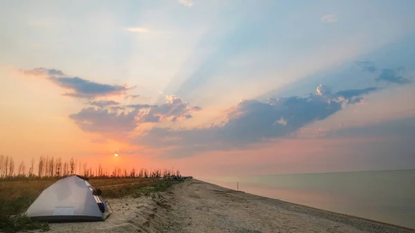 観光雲が美しい日没時 夜の砂浜でテントをテキストの配置します — ストック写真