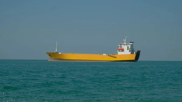 Gelbes Frachtschiff Auf See Einem Sommertag — Stockfoto