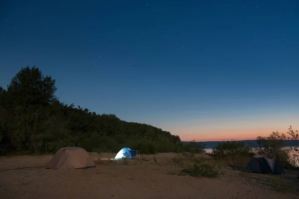 夜星空広告背景下の木々 に囲まれた白砂のビーチ観光テント — ストック写真
