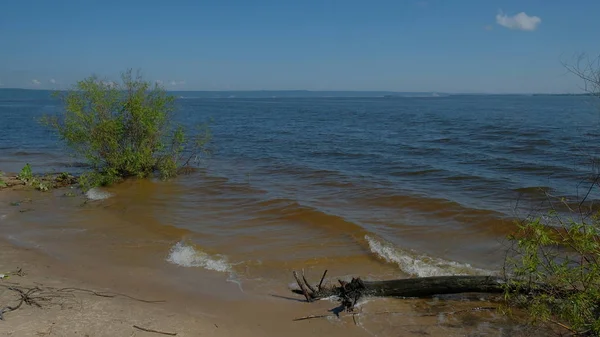 Olas Agua Limpia Del Río Volga Son Bañadas Por Playa — Foto de Stock