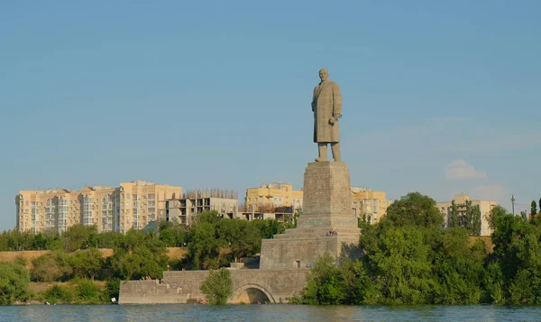 Lenin için en büyük anıt bir yaz akşamı Volgograd Volga Nehri kıyısında duruyor