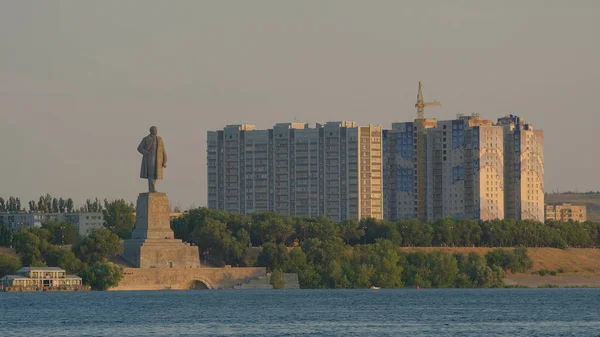 Největší Pomník Lenina Stojí Břehu Řeky Volhy Volgograd Letní Večer — Stock fotografie