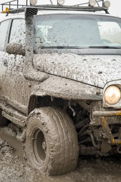 Wheels Car Soiled Mud Equipped Road Driving Stand Water Liquid — Stock Photo, Image