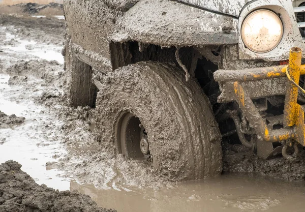 Wheels Car Soiled Mud Equipped Road Driving Stand Water Liquid — Stock Photo, Image