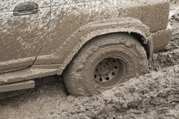 Wheels Car Soiled Mud Equipped Road Driving Stand Water Liquid — Stock Photo, Image