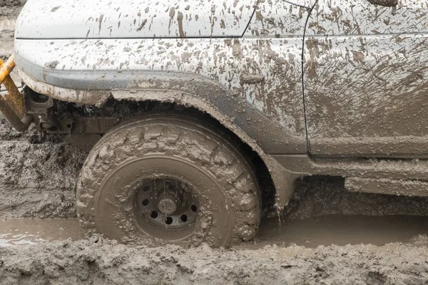 Wheels Car Soiled Mud Equipped Road Driving Stand Water Liquid — Stock Photo, Image