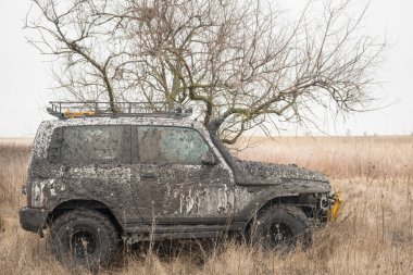 Arabanın tekerlekleri çamura kirli ve suda off-road sürüş stand için sıvı çamur ile donatılmış