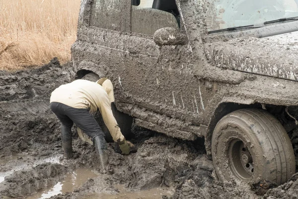 Man Puts Wheels Road Car Soiled Mud Stands Water Liquid — Stock Photo, Image