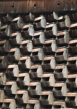 Dombai mimari soyutlama eski bir terk edilmiş yüksek katlı otelin ahşap balkon