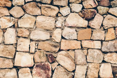 büyük vahşi taş doku arka planını yığılmış çit