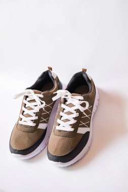 Ayakkabı çift spor ayakkabı beyaz bir yüzeye
