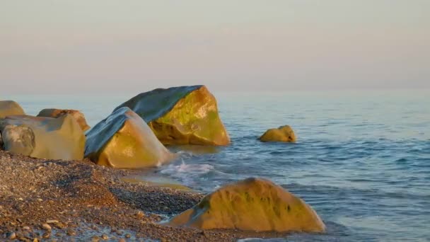 Vlny Mořské Vody Umýt Velké Kameny Pláži Létě Večer Uklidnit — Stock video