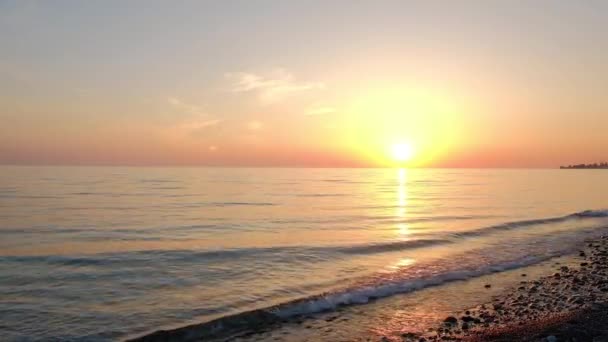 Zon Bij Zonsondergang Avond Aan Zee Met Kleine Golven Kiezelstrand — Stockvideo