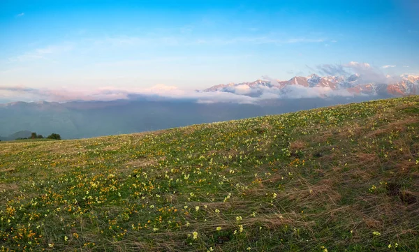 Bergketens Van Republiek Karatsjaj Tsjerkessië Met Wolken Bij Zonsondergang Met — Stockfoto