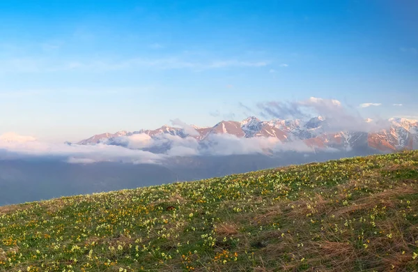 Cordilleras República Karachay Cherkess Con Nubes Atardecer Con Prado Verde —  Fotos de Stock