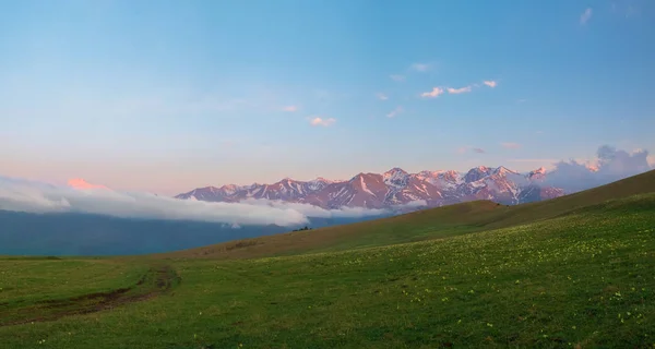 Cordilleras República Karachay Cherkess Con Nubes Atardecer Con Prado Verde — Foto de Stock