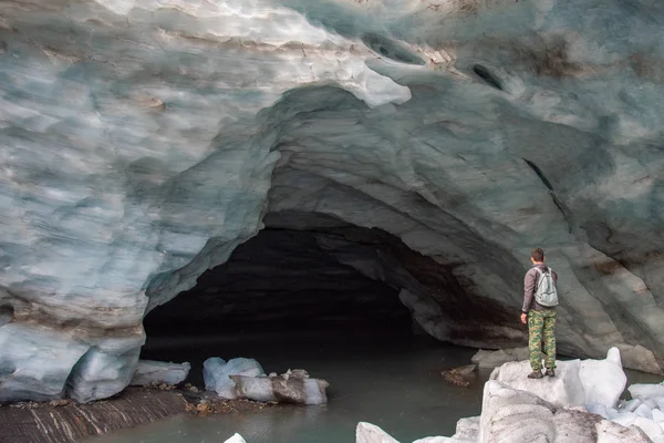 Hombre Está Parado Nieve Frente Entrada Cueva Nieve Del Glaciar — Foto de Stock
