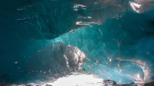 Bela Gruta Glaciar Gelo Azul Dentro Geleira Montanha Alibek Dombay — Fotografia de Stock