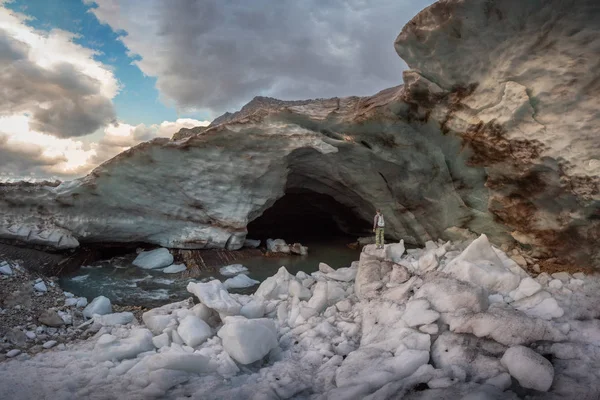 Hombre Está Parado Nieve Frente Entrada Cueva Nieve Del Glaciar — Foto de Stock