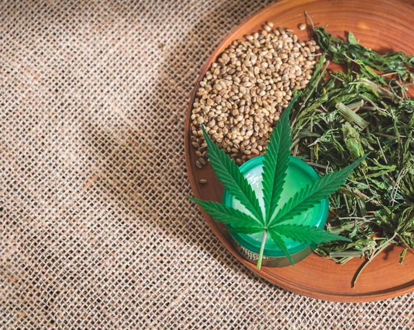 Jarro Creme Cannabis Fica Prato Madeira Com Sementes Maconha Cânhamo — Fotografia de Stock