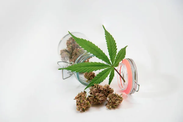 Reife Cannabis Knospen Aus Einem Glas Neben Marihuana Blättern Auf — Stockfoto