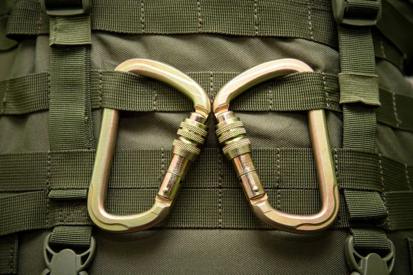 Карабин Прикрепленный Зеленому Военному Тактическому Рюкзаку — стоковое фото