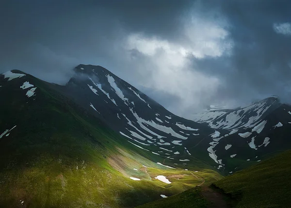山谷和山峰与雪的遗骸在低密集的云彩被关闭的山坡风景例证背景 — 图库照片