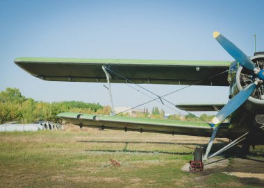 Havaalanında renkli küçük özel uçak durakları.