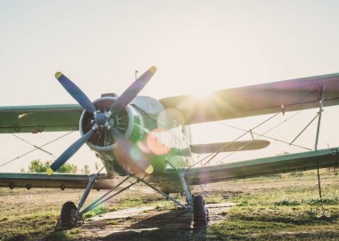 Havaalanında renkli küçük özel uçak durakları.