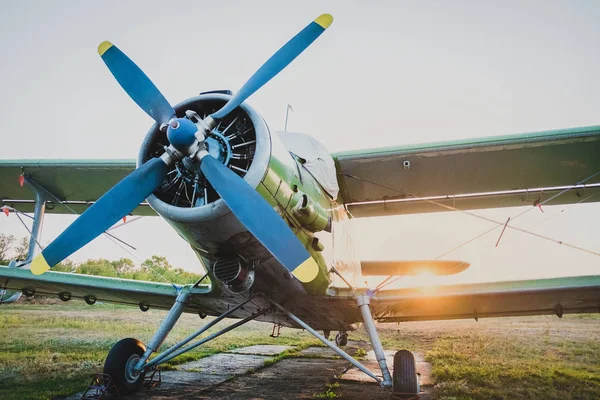 轻型小型私人飞机停靠在着色的机场 — 图库照片