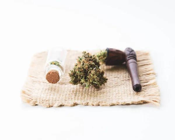 Rura Palenia Marihuany Obok Dużego Pączka Marihuany Szklanego Słoika Macie — Zdjęcie stockowe