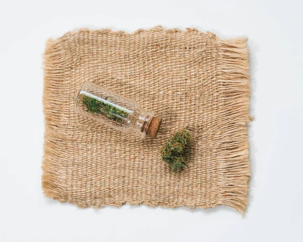 Ein Kleines Glas Mit Marihuana Enten Liegt Auf Einem Teppich — Stockfoto