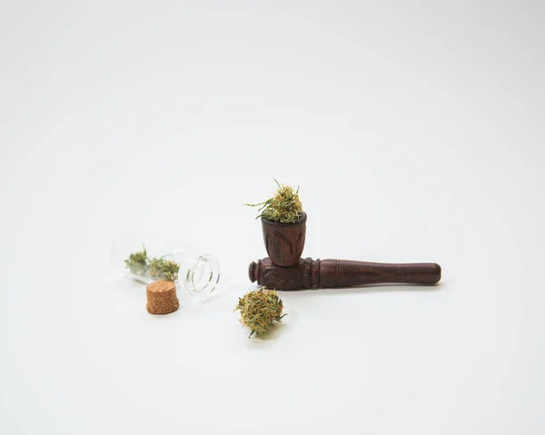 Holzpfeife Für Marihuana Neben Einer Glasflasche Mit Cannabisknospen Auf Weißem — Stockfoto
