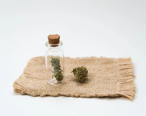 Egy Kis Üveg Marihuána Rügyek Áll Szőnyegen Mellett Cannabis Virágzás — Stock Fotó