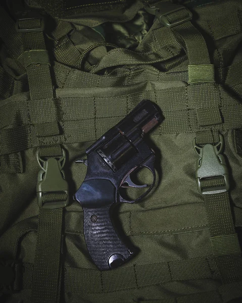 Revolver Pistolet Sur Sac Dos Vert Armée — Photo