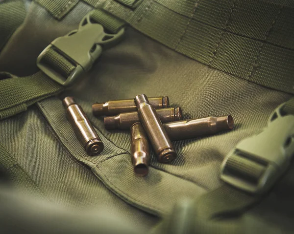 Cartuchos Disparados Vacíos Armas Automáticas Yacen Una Mochila Militar Verde — Foto de Stock