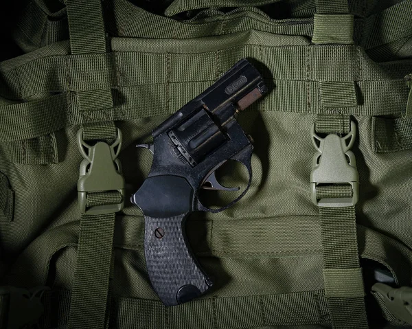 Pistolenrevolver Auf Grünem Armeerucksack — Stockfoto