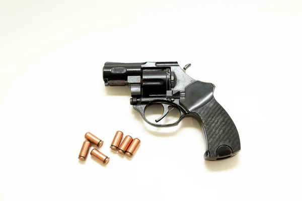 Pistolet Revolver Noir Avec Cartouches Sur Fond Blanc — Photo