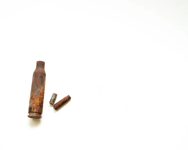 白色底座空隙旧的空火器弹壳 — 图库照片