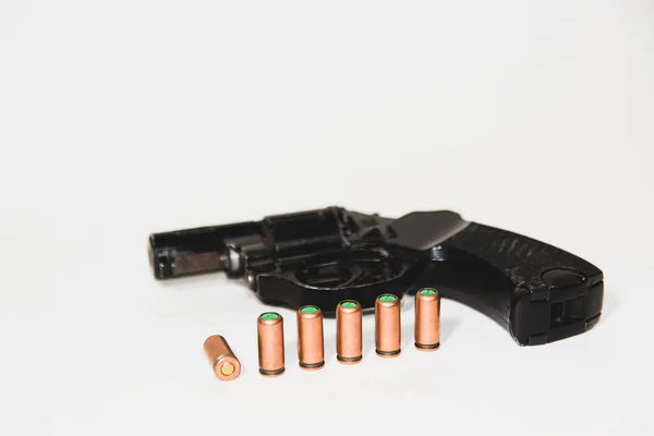 Svart Revolver Pistol Med Patroner Vit Bakgrund — Stockfoto