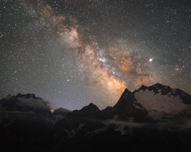 bulutlar ile Kafkasdağları üzerinde yıldız Samanyolu ile gece gökyüzü